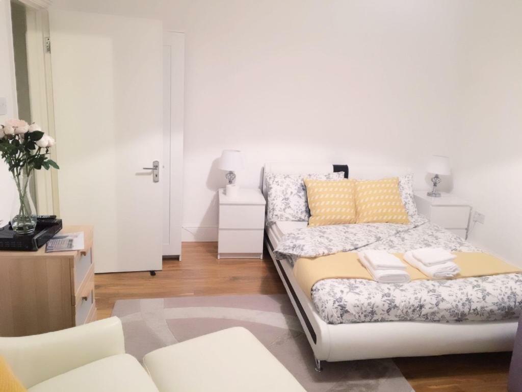 Abbey Wood Station Five Bedroom Self Contained House Екстер'єр фото