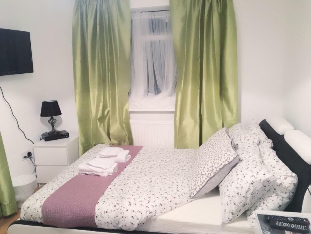 Abbey Wood Station Five Bedroom Self Contained House Екстер'єр фото